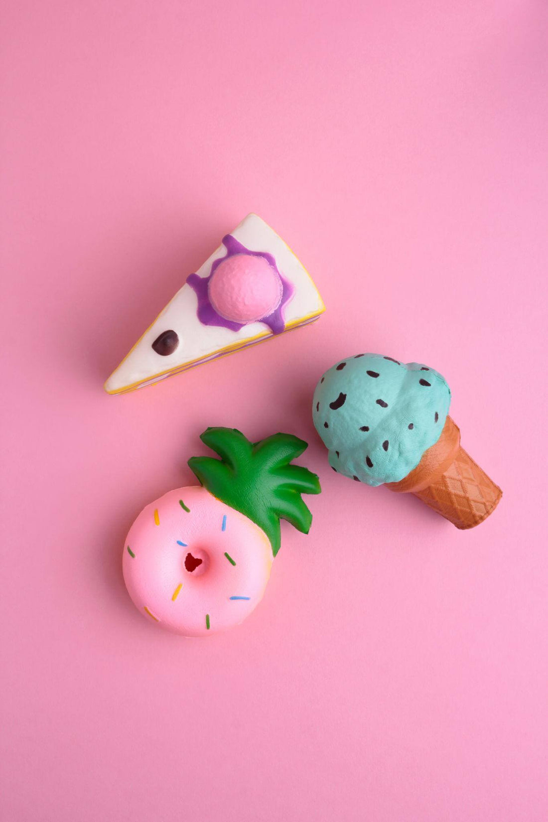 Squishy kawaii anti-stress 2026 avec des formes de nourriture mignonne sur un fond rose.