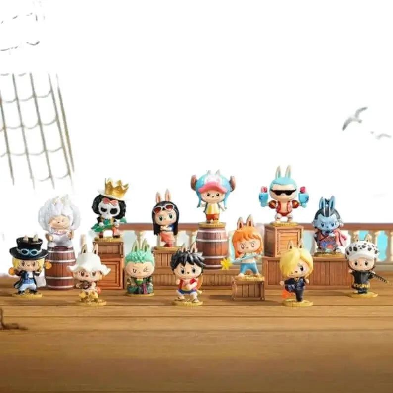 Présentoir de figurines Surprise One Piece Labubu regroupant plusieurs modèles exclusifs à collectionner.