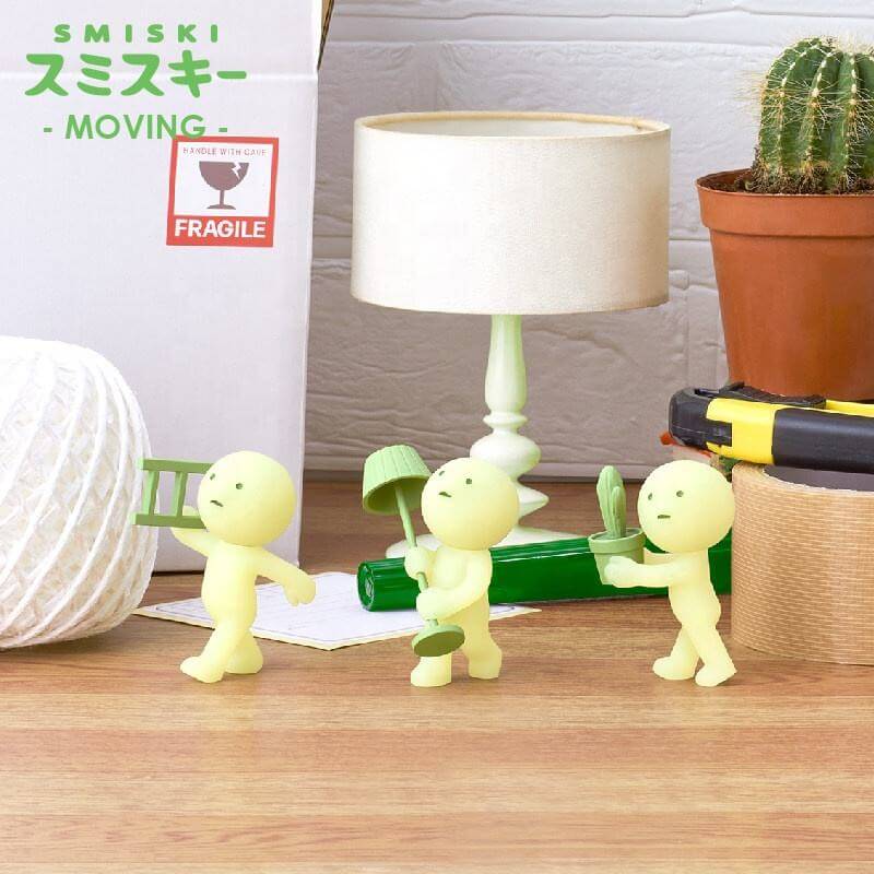 smiski moving figurines kawaii transport objets mise en scène