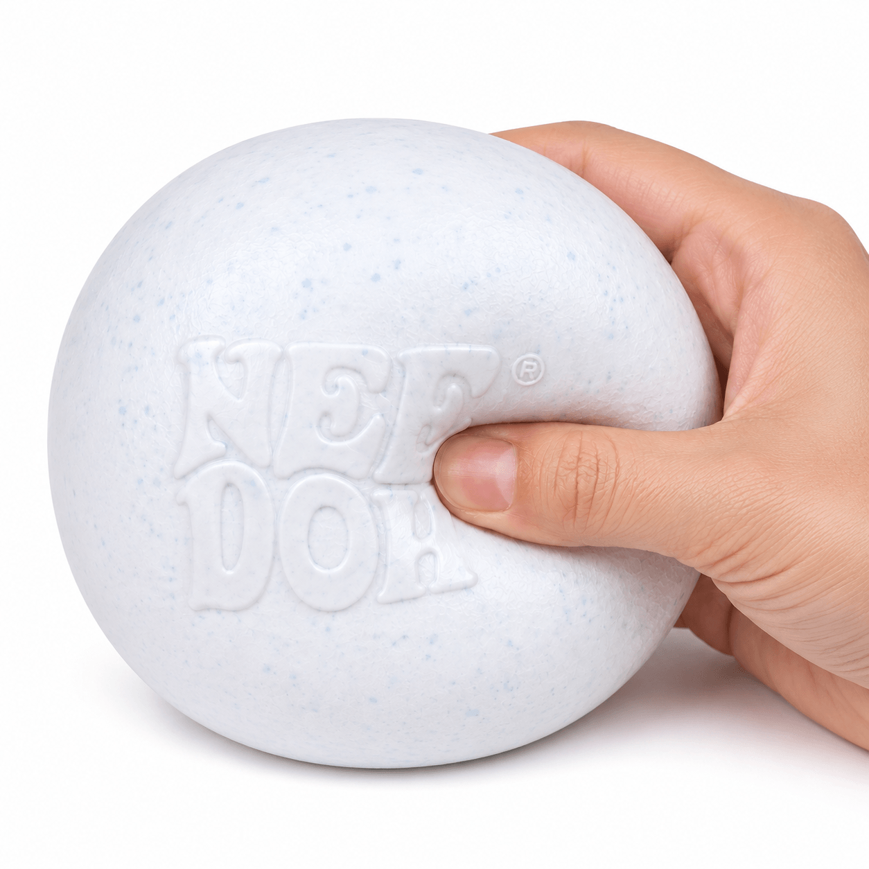 Main pressant une balle NeeDoh SnowBall Crunch Anti-Stress à texture douce et sensorielle.