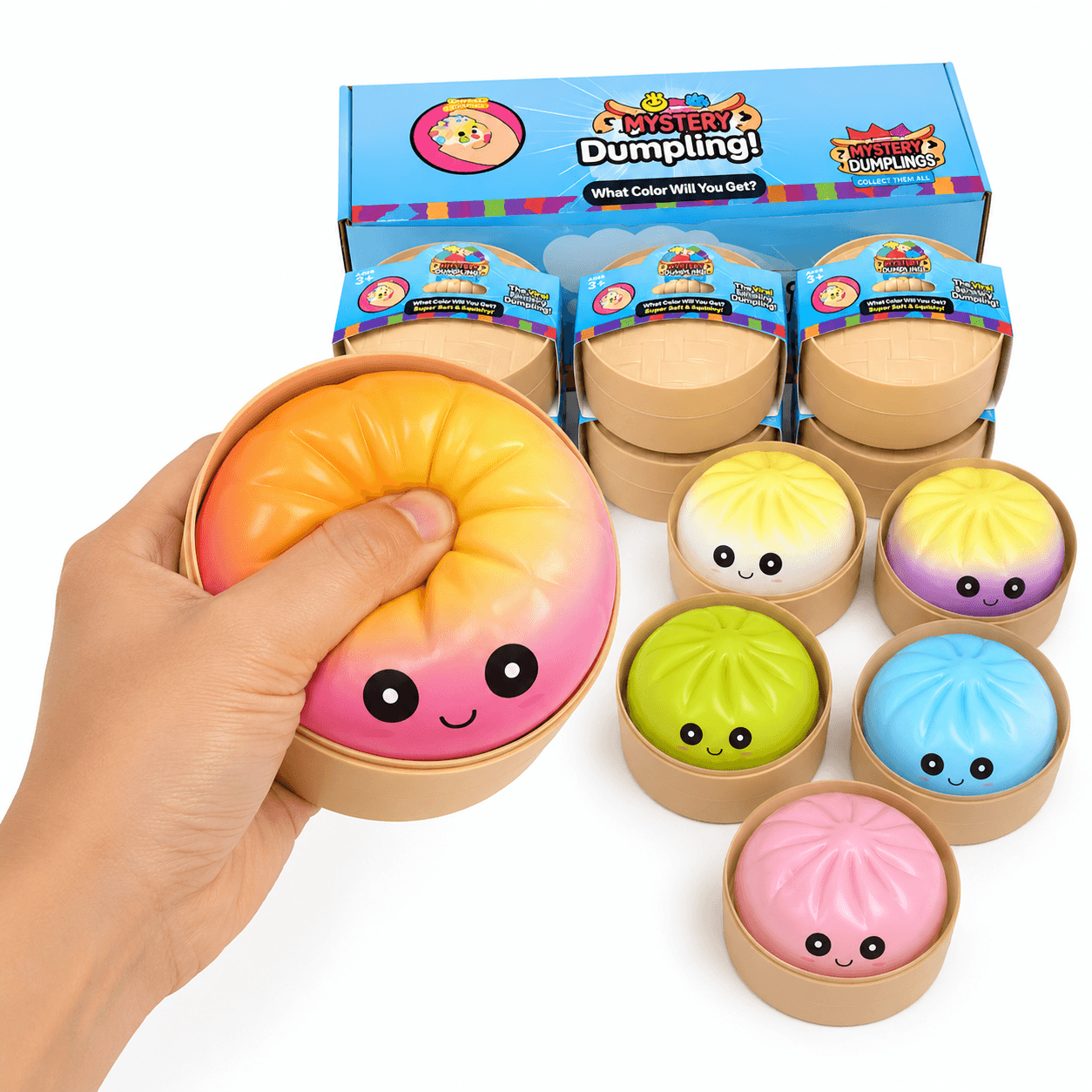 Main tenant un Mystery Dumpling Squishy Surprise avec plusieurs modèles colorés à collectionner.