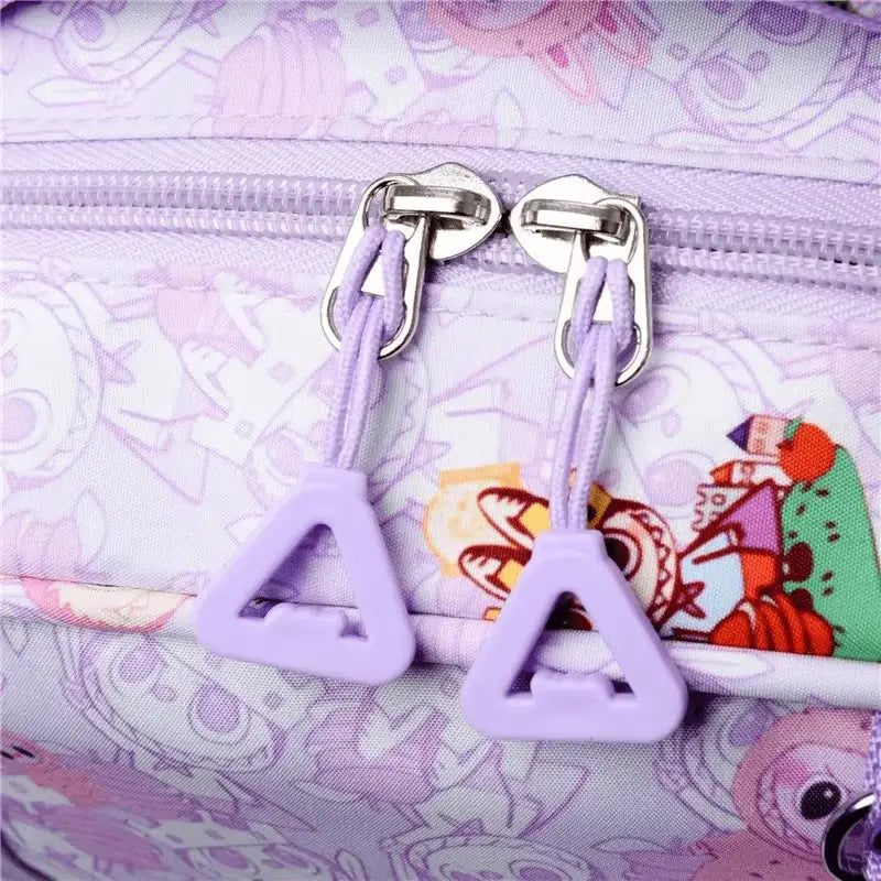 Cartable Labubu primaire kawaii ouvert montrant sa grande capacité de rangement pour l'école.
