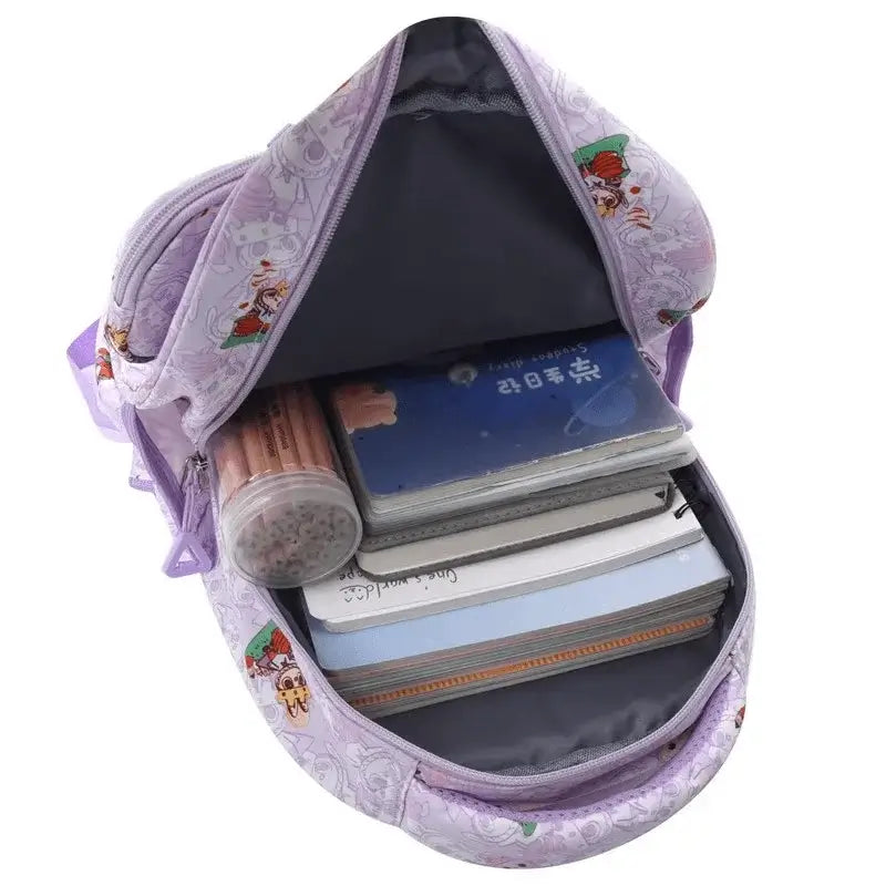 Intérieur spacieux du cartable Labubu primaire kawaii avec compartiments pour fournitures scolaires.