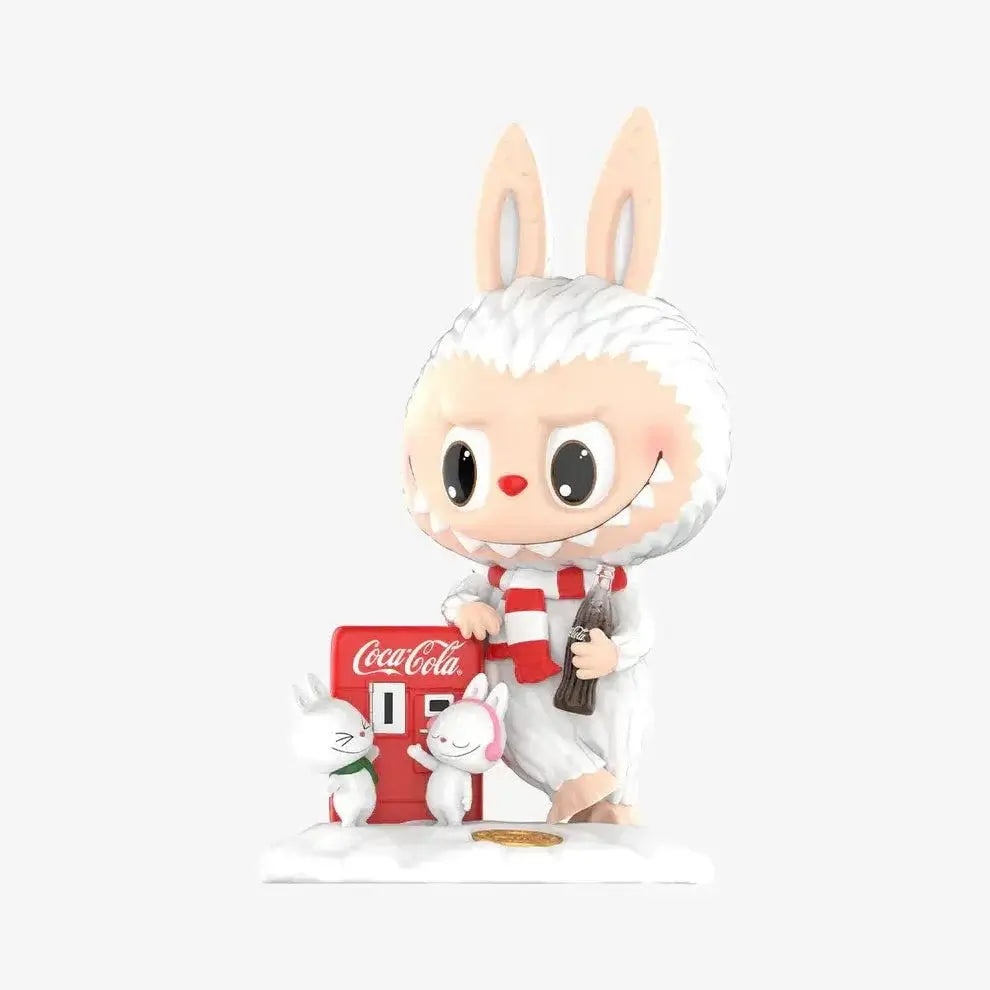 Figurine Labubu Coca-Cola assise avec accessoire rouge, idéale pour compléter une collection.