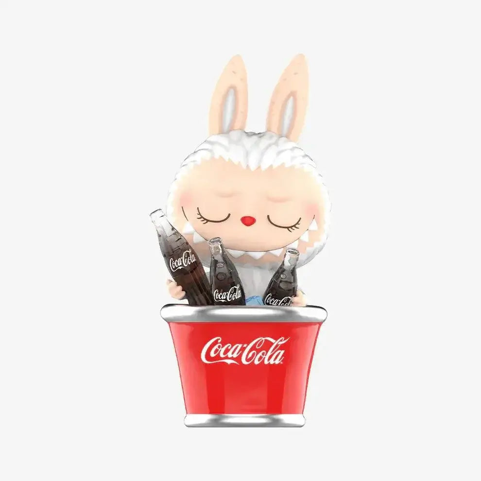 Figurine Labubu Coca-Cola tenant un gobelet rouge iconique, édition collector kawaii.