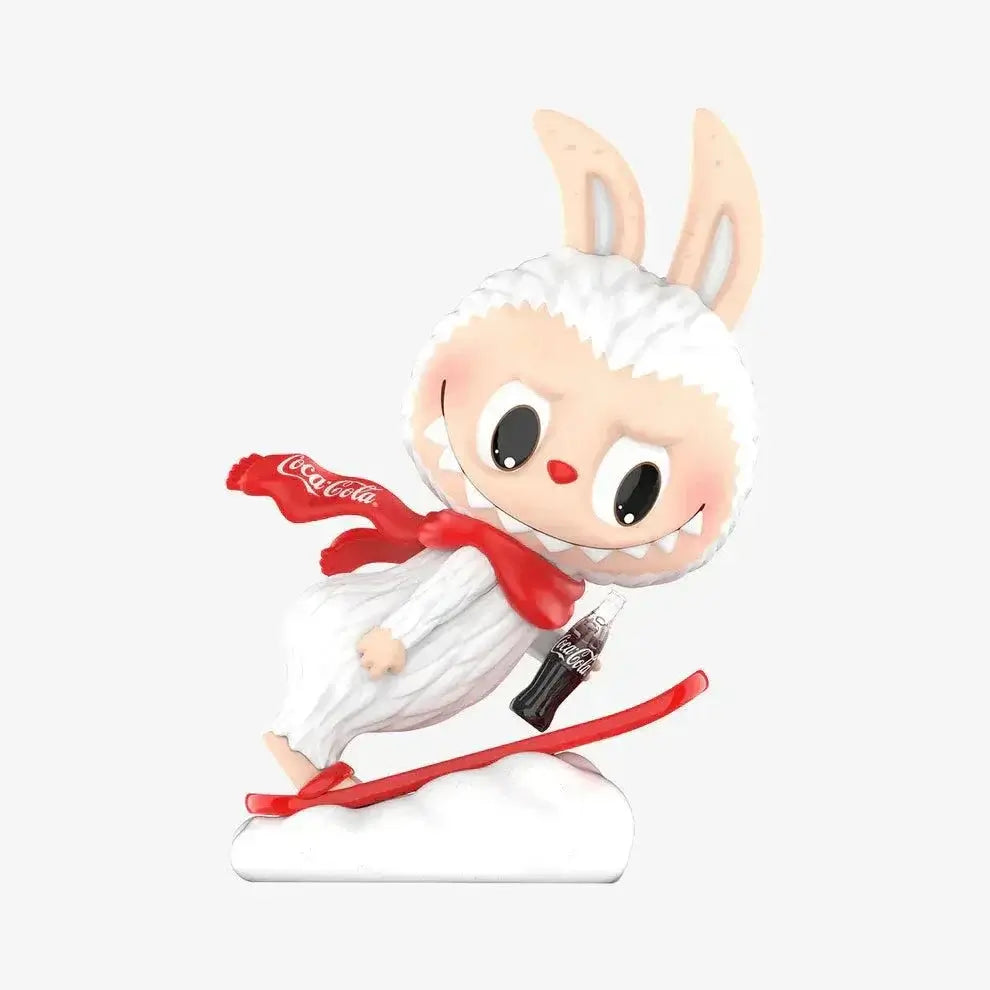 Figurine Labubu Coca-Cola dans une pose ludique inspirée de l'univers de la marque.