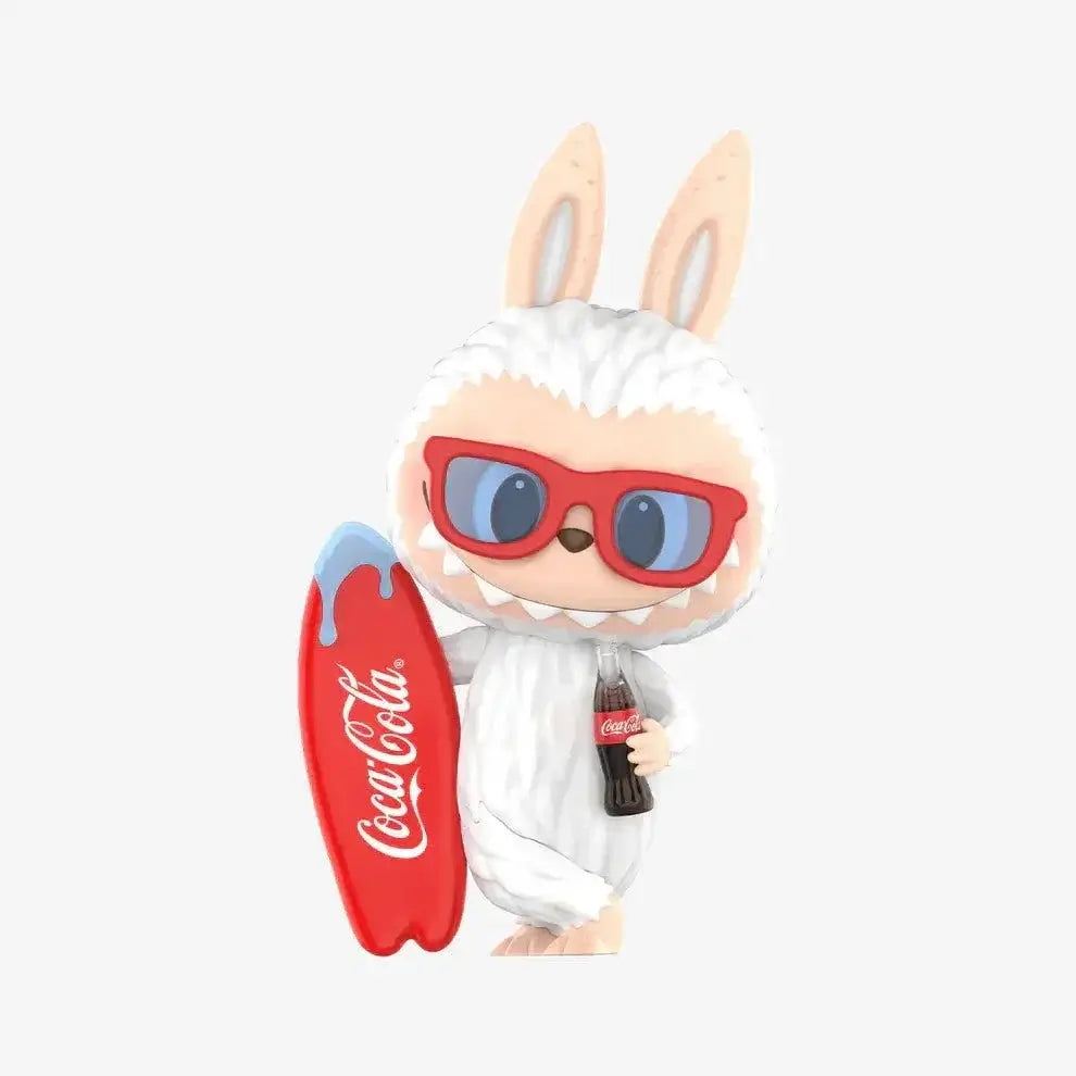 Figurine Labubu Coca-Cola avec accessoire inspiré de l'univers Coca-Cola, design kawaii et détaillé.