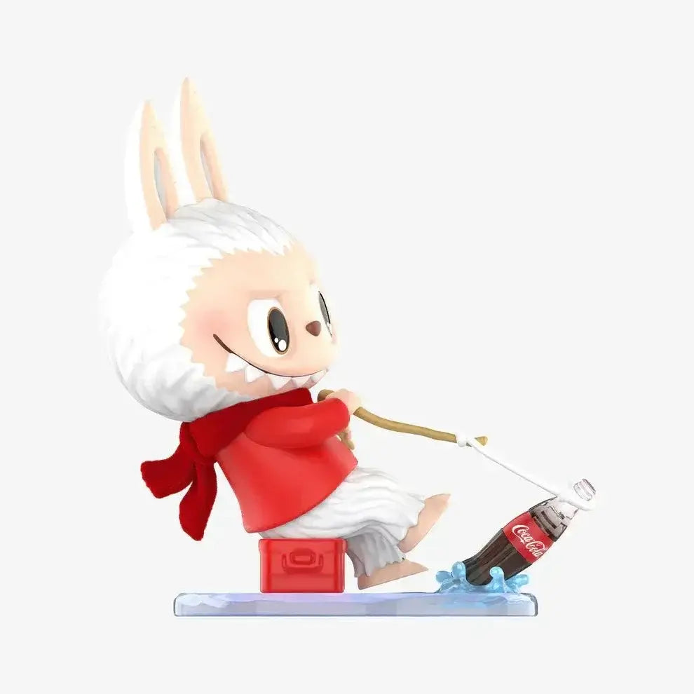 Figurine Labubu Coca-Cola dans une pose dynamique et originale, idéale pour les collectionneurs.