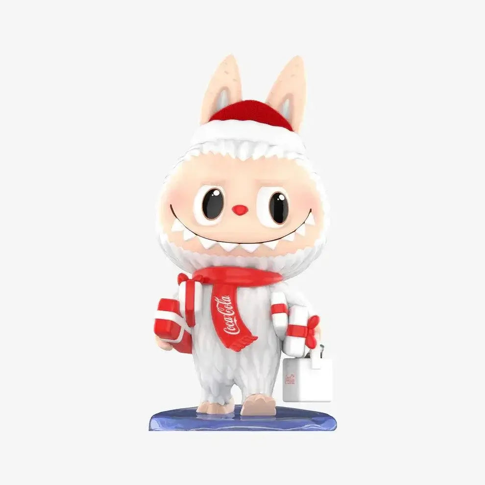 Figurine Labubu Coca-Cola assise dans une pose adorable, parfaite pour une collection d'art toys.