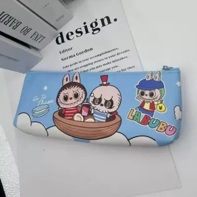 Trousse Labubu bleue kawaii compacte et fonctionnelle pour ranger les fournitures scolaires.