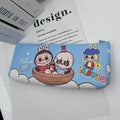 Trousse Labubu bleue kawaii compacte et fonctionnelle pour ranger les fournitures scolaires.