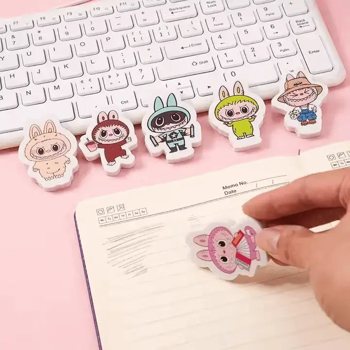 gommes labubu kawaii utilisées sur carnet fournitures scolaires pastel