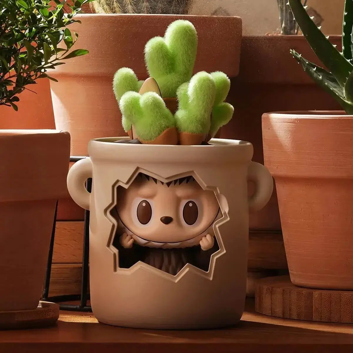 Figurine Labubu Almost Hidden dans un pot de fleurs, design mignon inspiré de la nature.