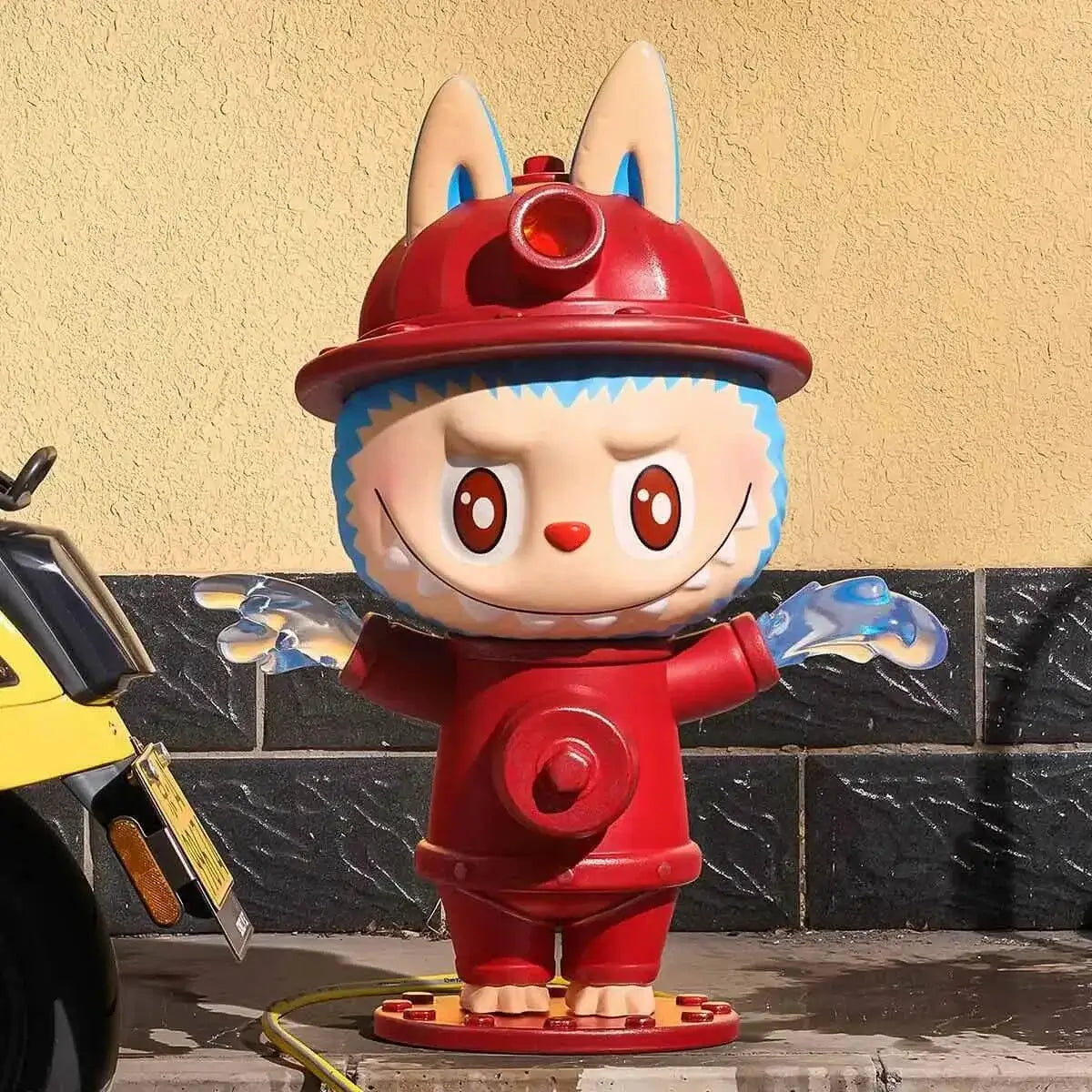 Figurine Labubu Almost Hidden rouge avec tenue originale, idéale pour les collectionneurs d'art toys.
