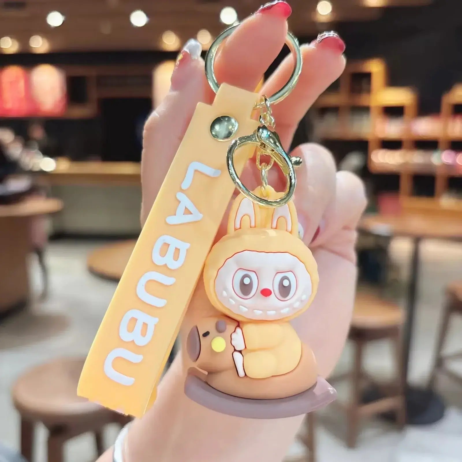 Porte-clés Labubu beige kawaii avec personnage adorable, idéal pour personnaliser un sac ou un trousseau.