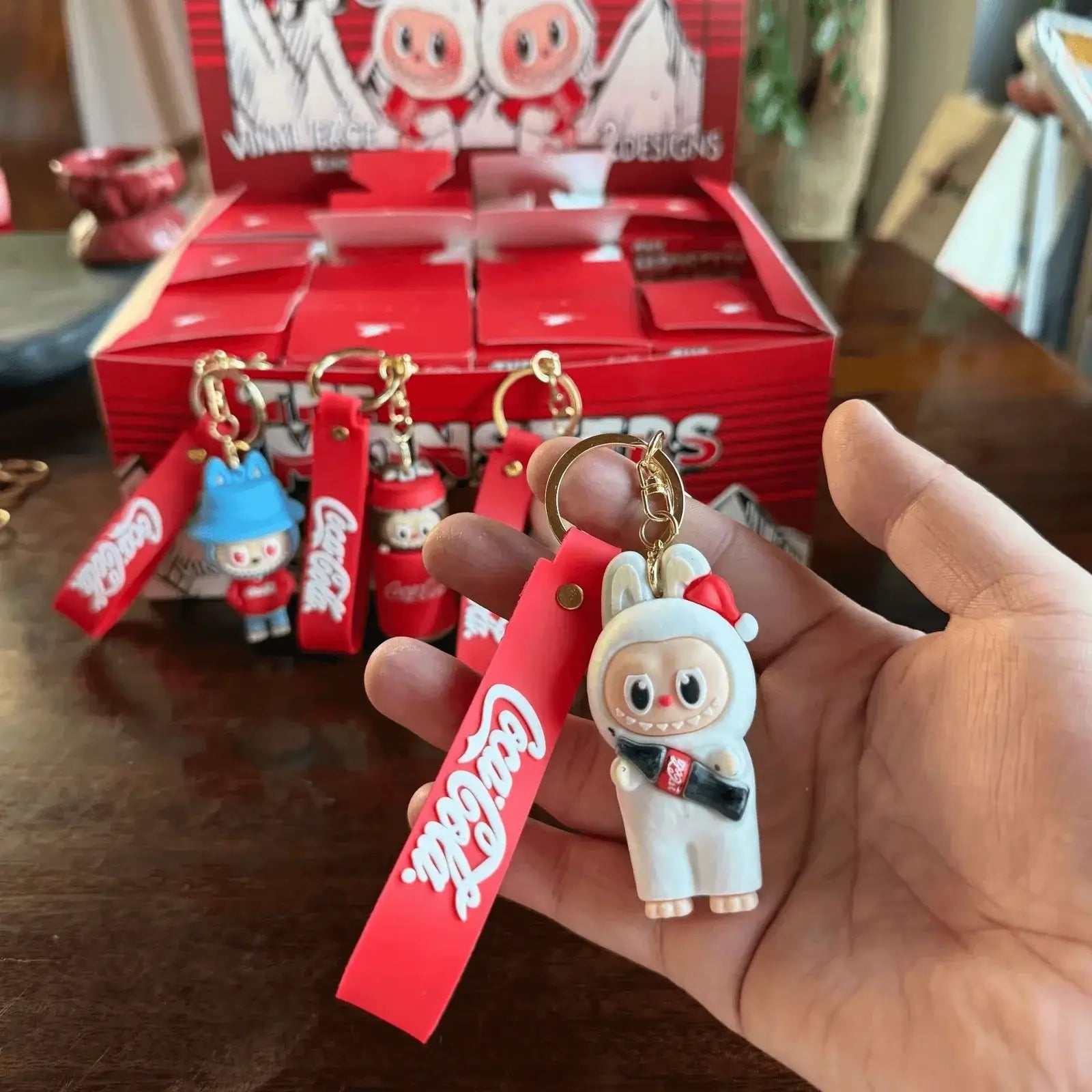 Porte-clés Labubu Coca-Cola édition spéciale avec finitions détaillées et design collector.