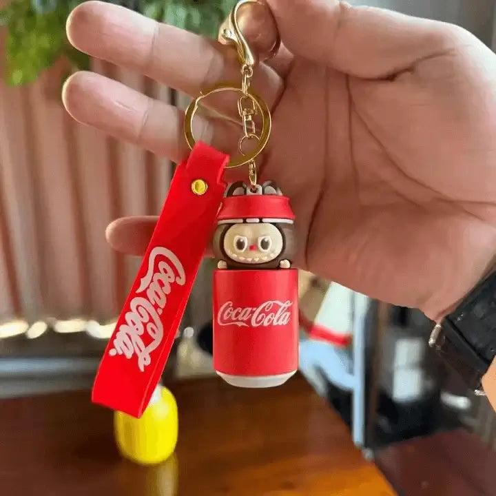 Figurine Labubu Coca-Cola installée dans une caisse rouge emblématique, édition collector kawaii à collectionner.