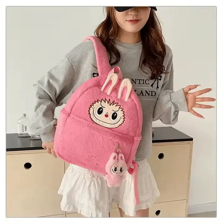 Sac à dos peluche Labubu rose porté sur l'épaule, léger, confortable et adorable.