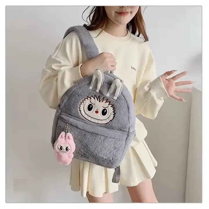 Sac à dos peluche Labubu gris au design kawaii, doux et pratique pour les sorties quotidiennes.