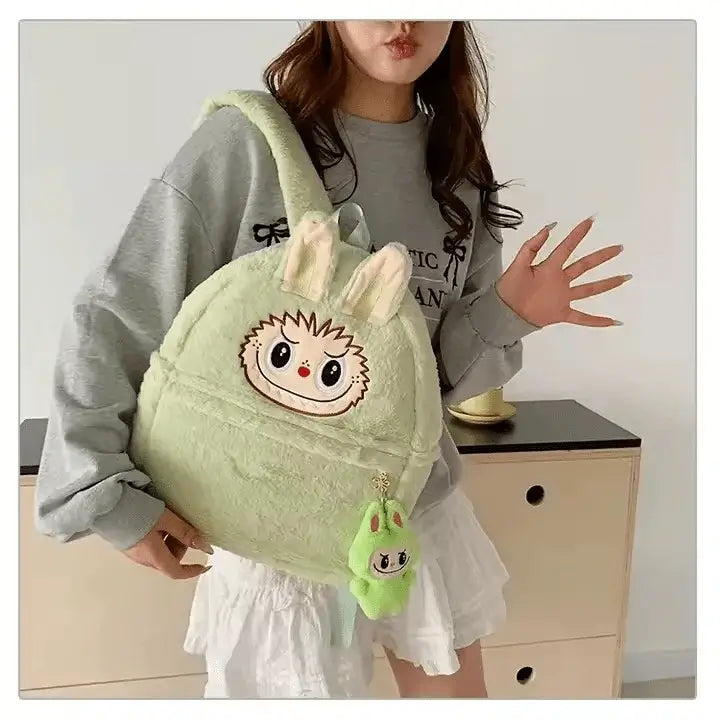 Sac à dos peluche Labubu vert moelleux avec personnage adorable, parfait pour les enfants.