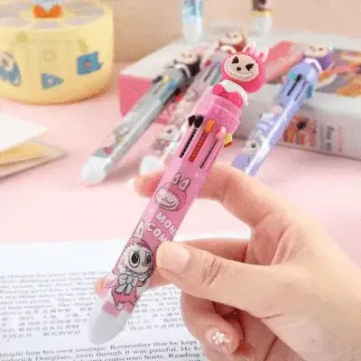 Stylo multi-couleur Labubu en utilisation, idéal pour écrire, souligner et organiser ses notes.