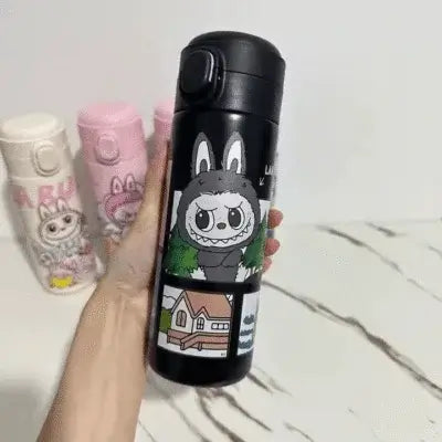 Thermos Labubu noir collector avec design kawaii, conservant efficacement la température des boissons.