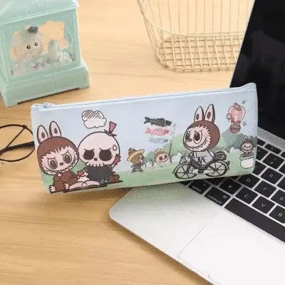 Trousse Labubu bleue kawaii avec grande capacité de rangement pour stylos et accessoires.